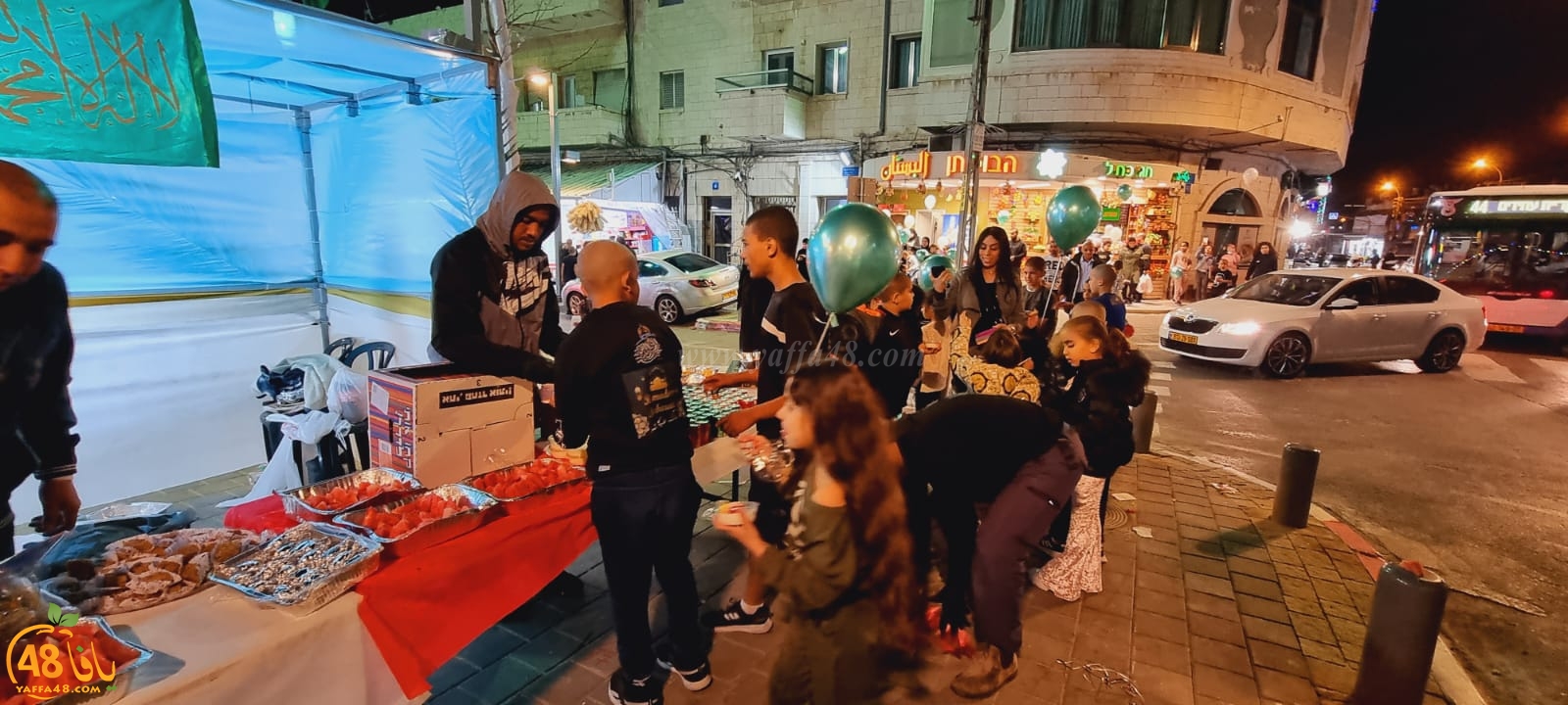  فيديو: بمناسبة حلول رمضان - توزيع الحلوى والهدايا على المارة في شارع ييفت بيافا